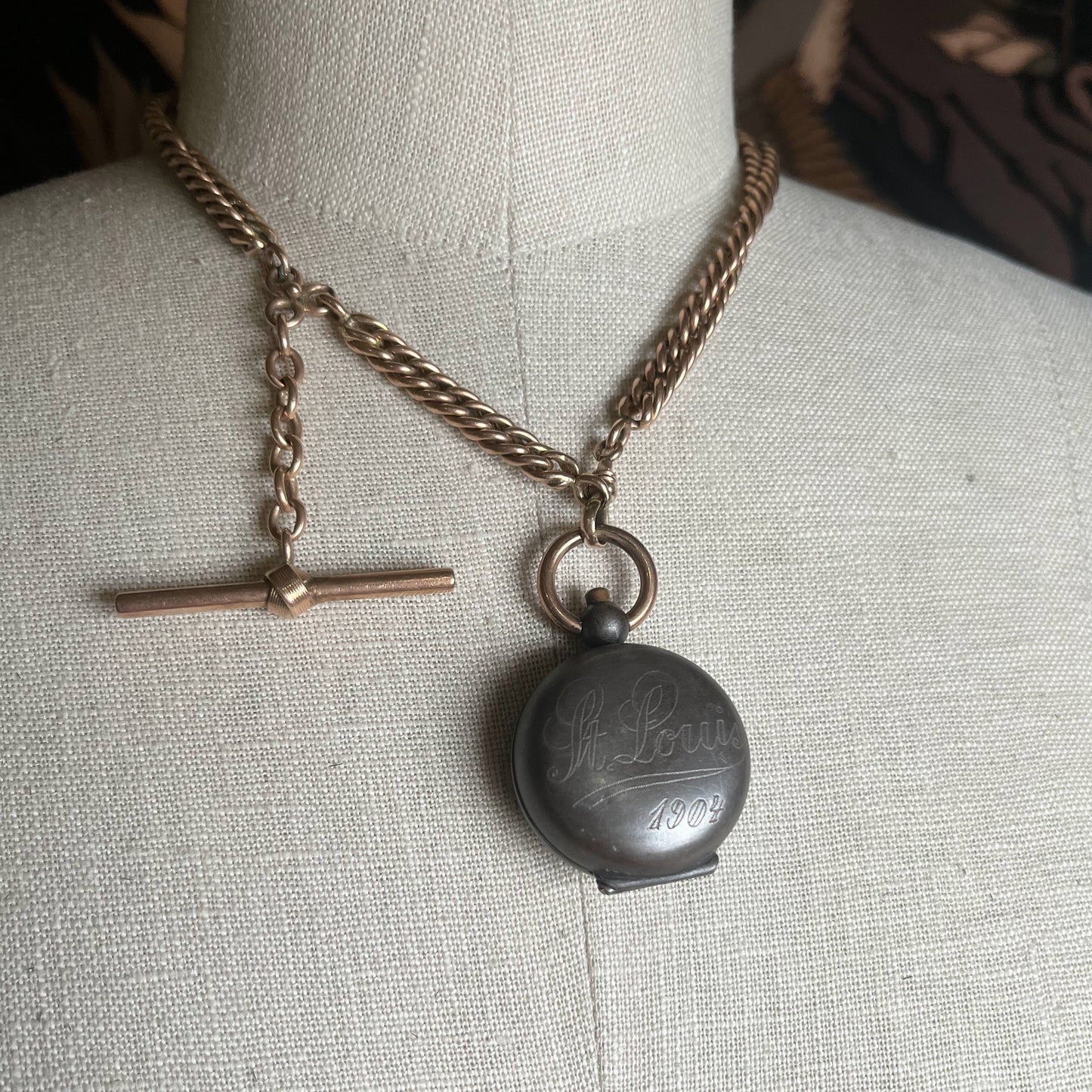 1904 St. Louis Engraved Gunmetal Sovereign Case Fob