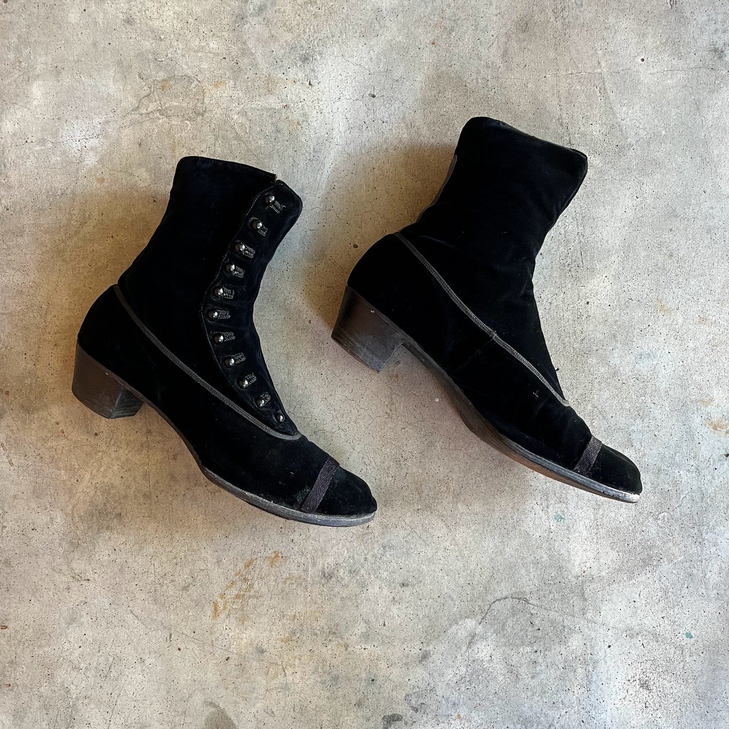 c. 1910s Black Velvet Side Button Boots | Approx Sz 7.5-8