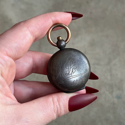 1904 St. Louis Engraved Gunmetal Sovereign Case Fob