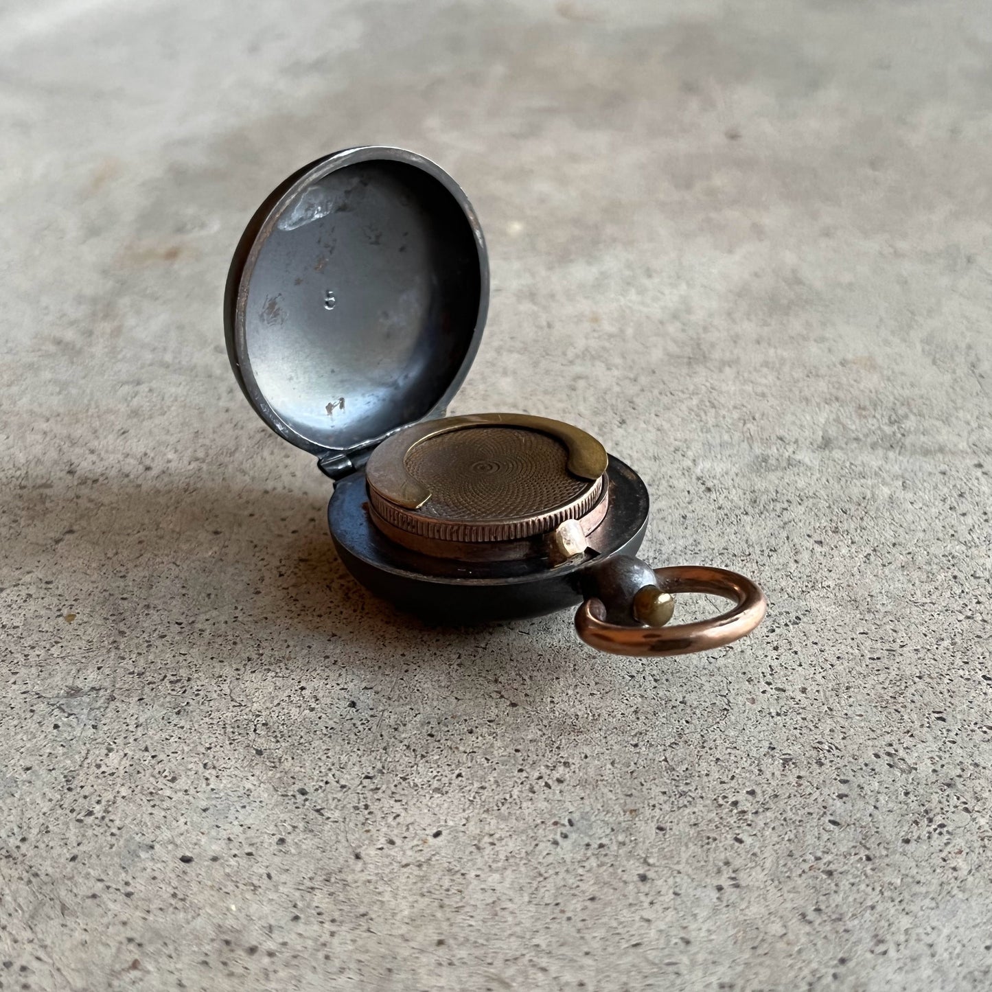 1904 St. Louis Engraved Gunmetal Sovereign Case Fob