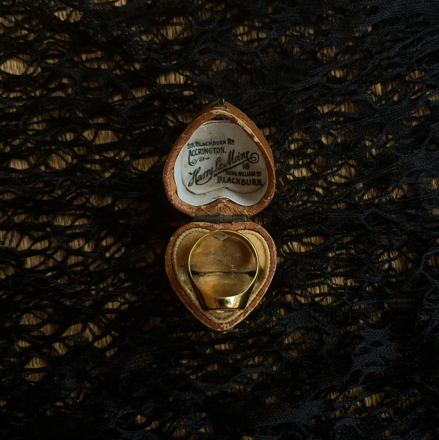 19th c. 18k Gold Earle / Earl Family Crest Signet Ring
