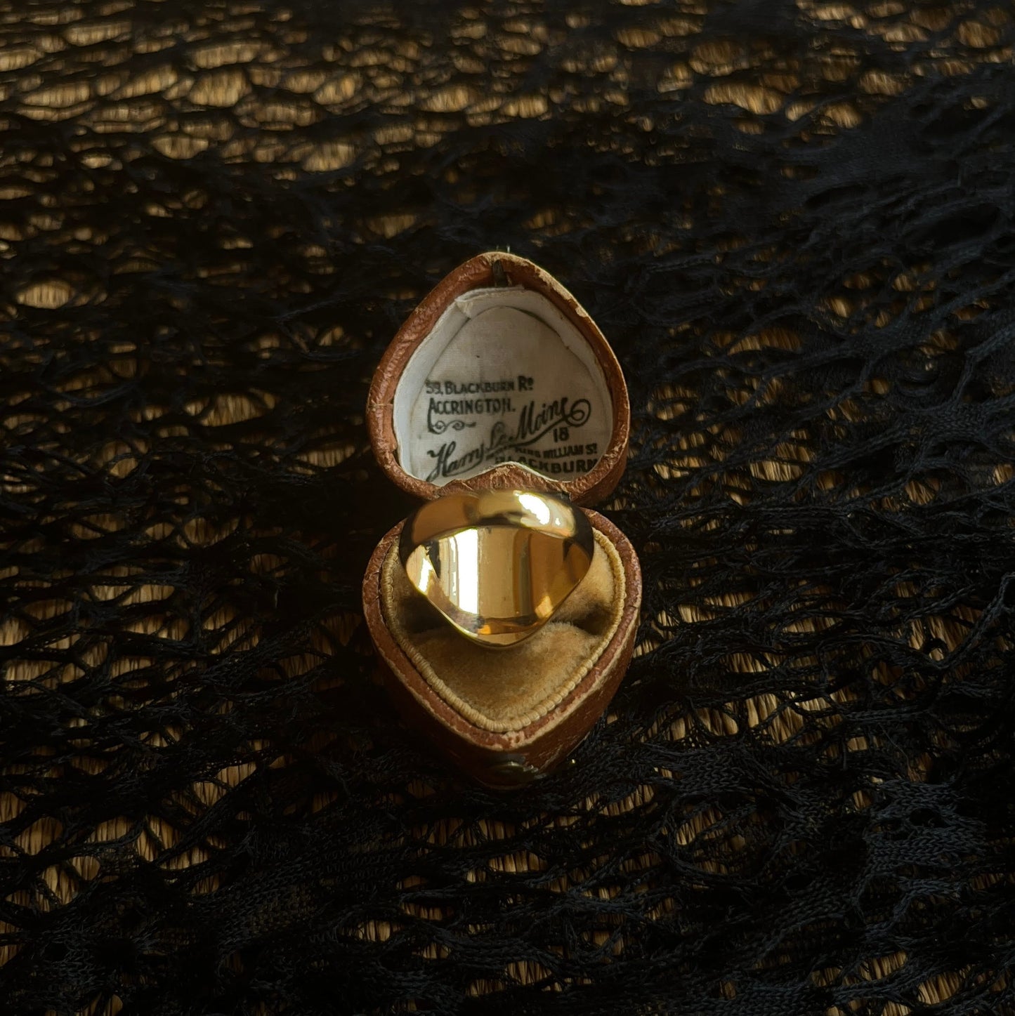 19th c. 18k Gold Earle / Earl Family Crest Signet Ring