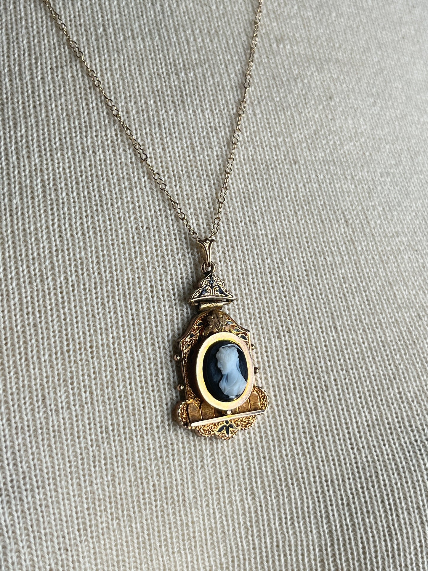 c. 1870s-1880s 12k-14k Gold Hardstone Cameo Necklace