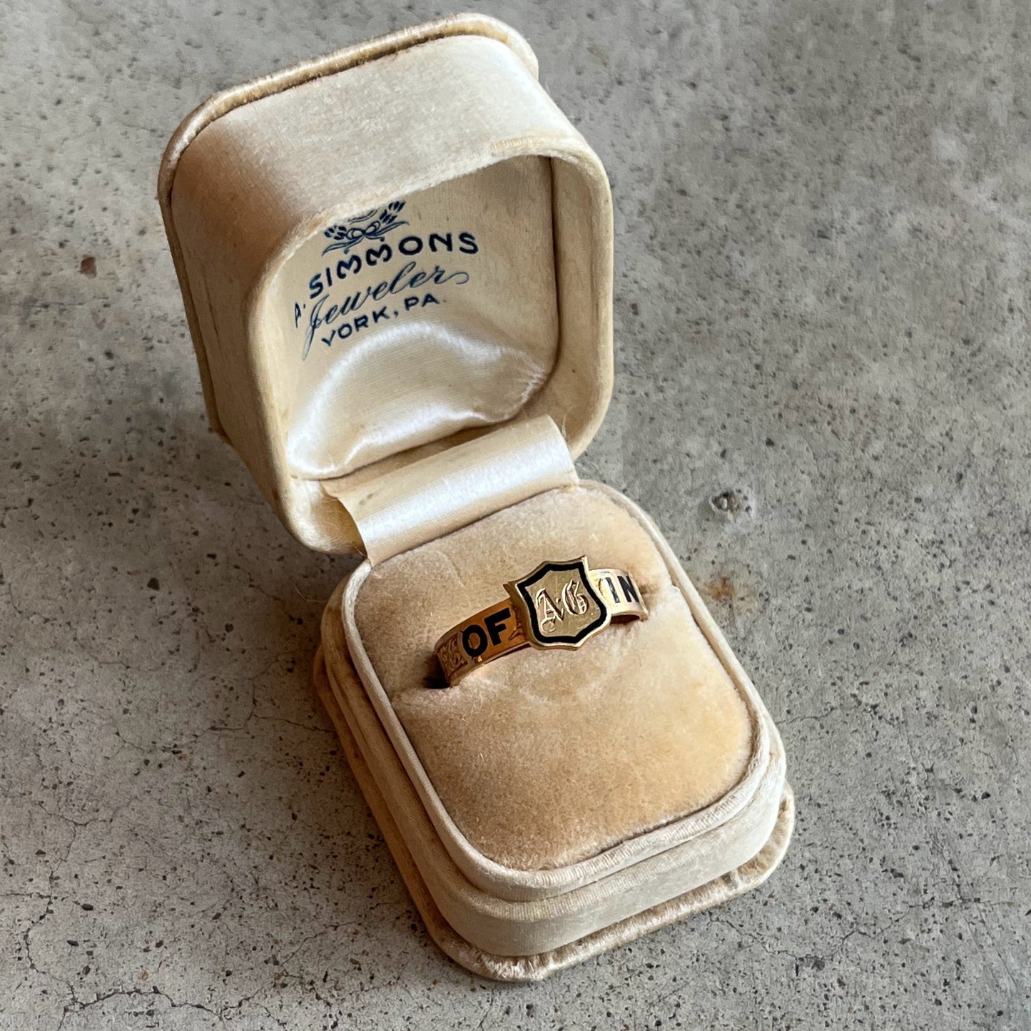 1875 'In Memory Of' 18k Gold Mourning Ring 'AG'
