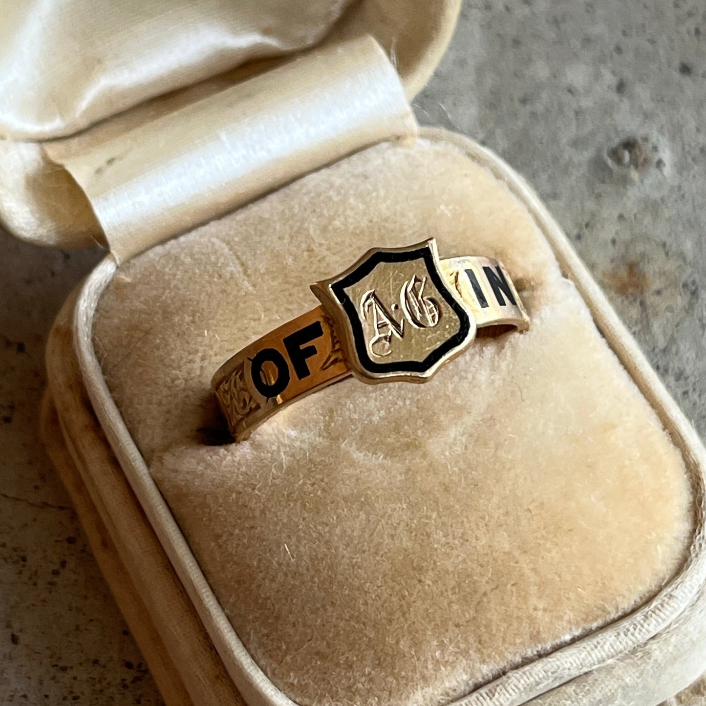 1875 'In Memory Of' 18k Gold Mourning Ring 'AG'
