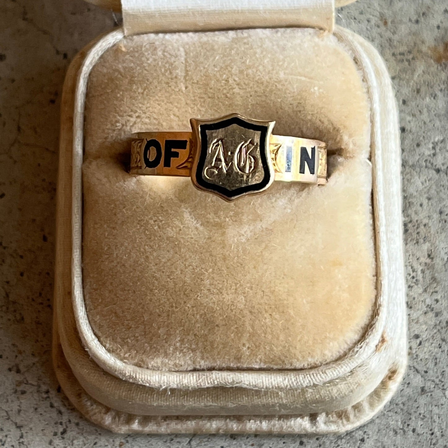 1875 'In Memory Of' 18k Gold Mourning Ring 'AG'