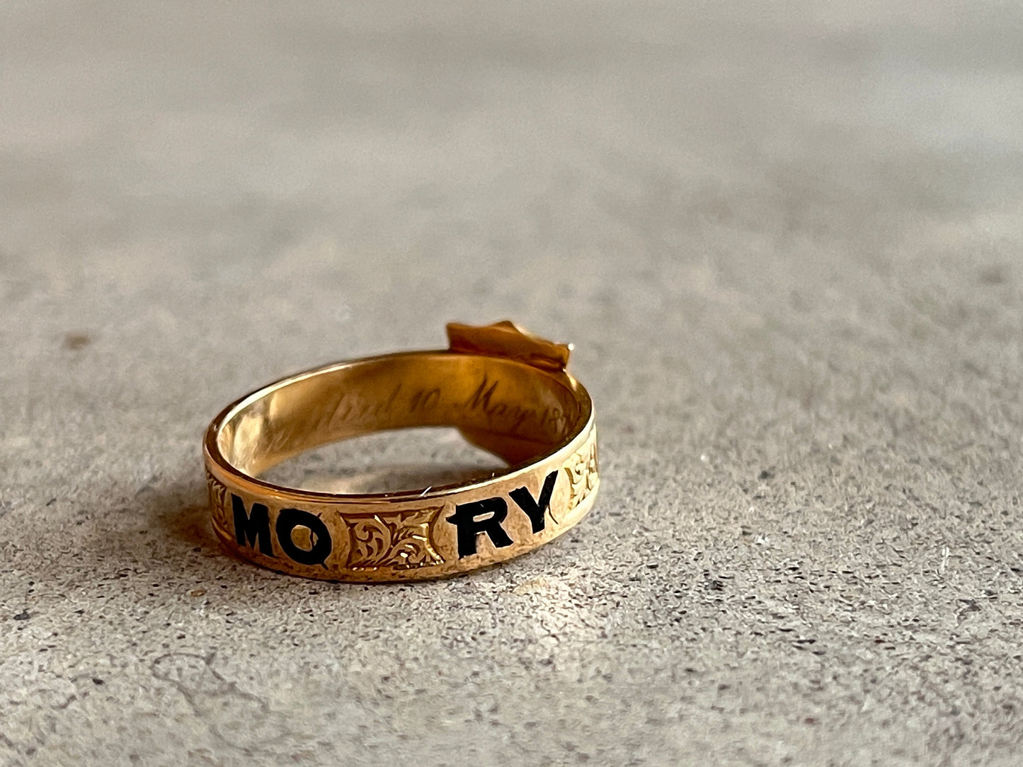 1875 'In Memory Of' 18k Gold Mourning Ring 'AG'