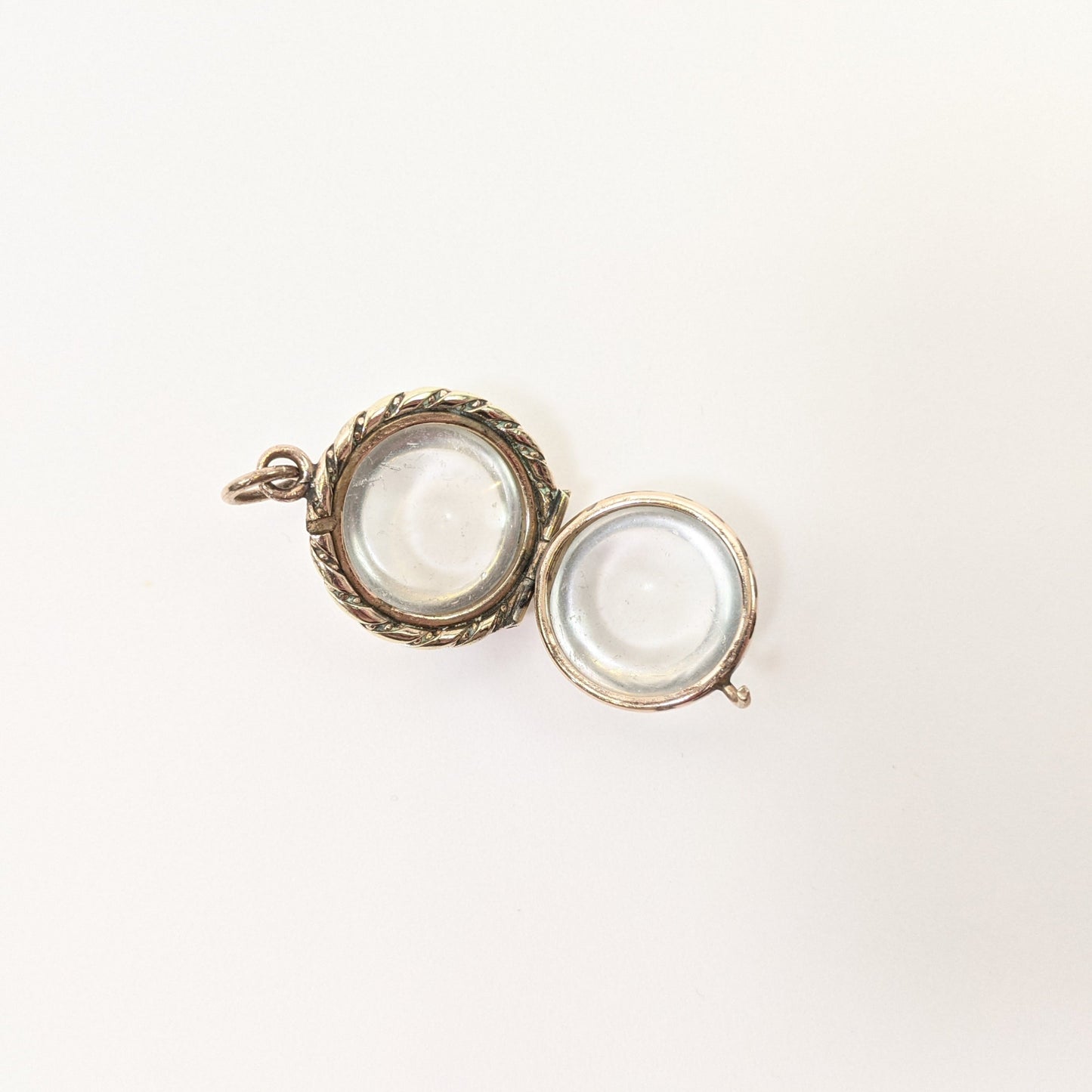 Victorian Pools of Light Locket⁣