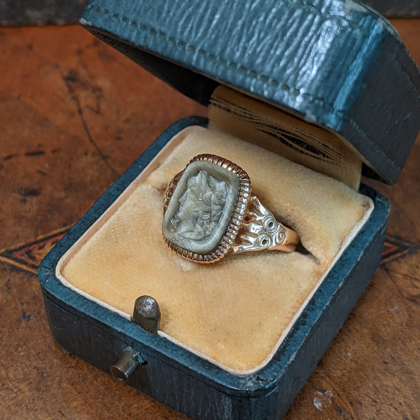 1890s 10k Gold Labradorite Cameo Ring