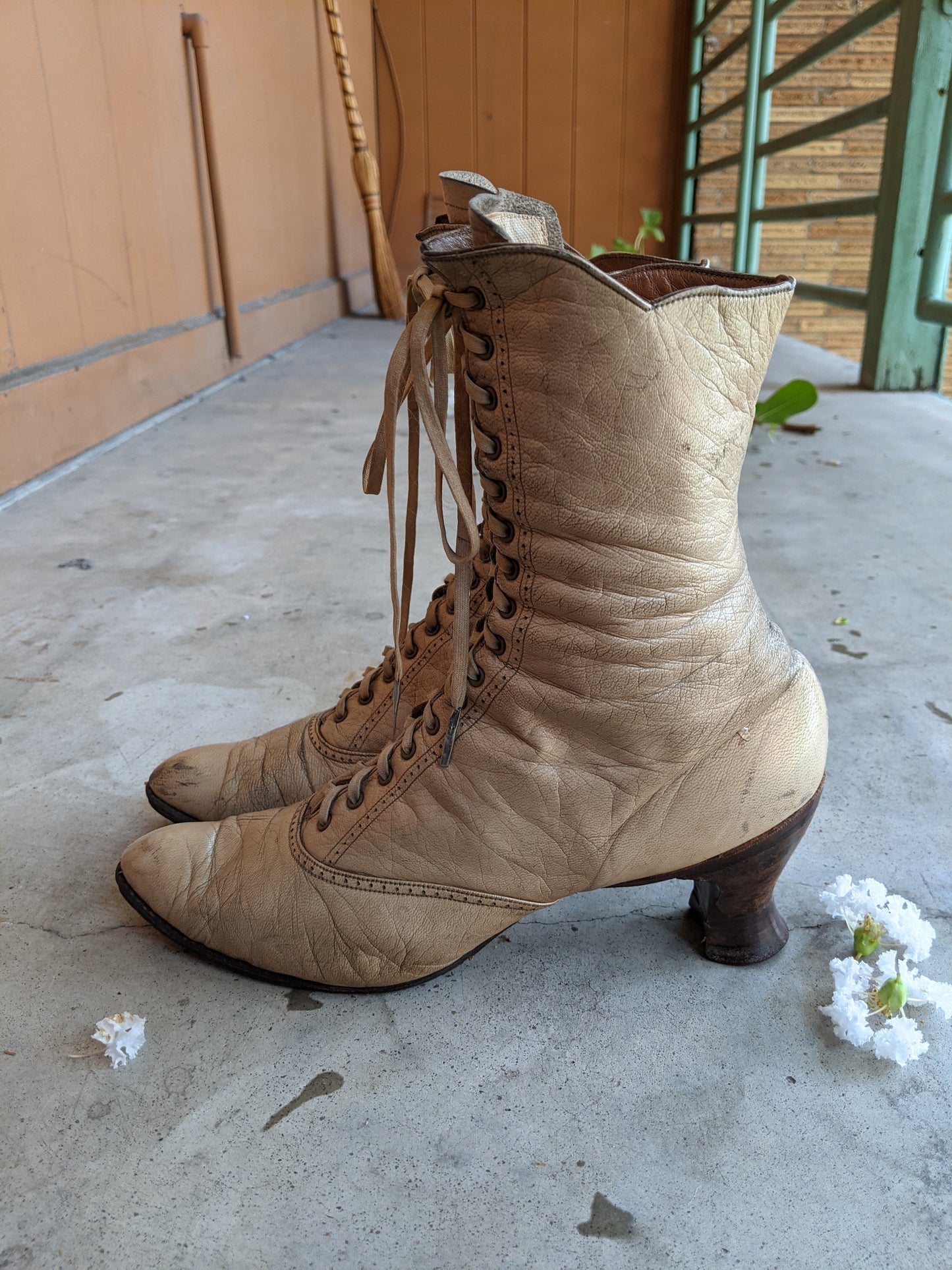 1900s-1910s Oatmeal Brown Lace Up Boots | Sz 7-7.5