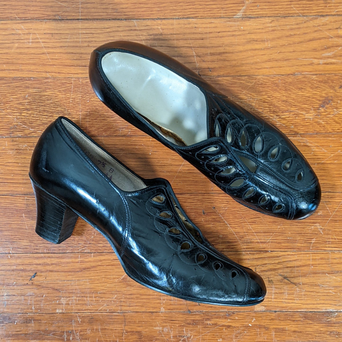 1930s-1940s Cut Out Pumps