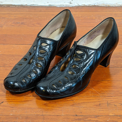 1930s-1940s Cut Out Pumps