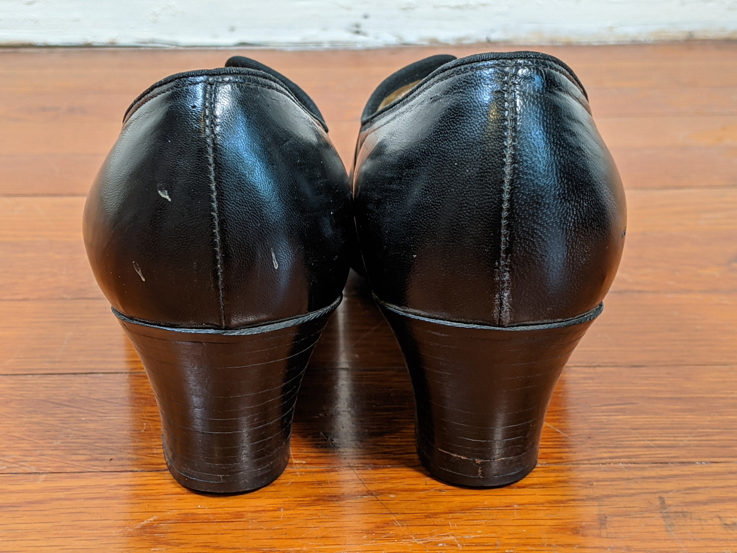 1930s-1940s Cut Out Pumps