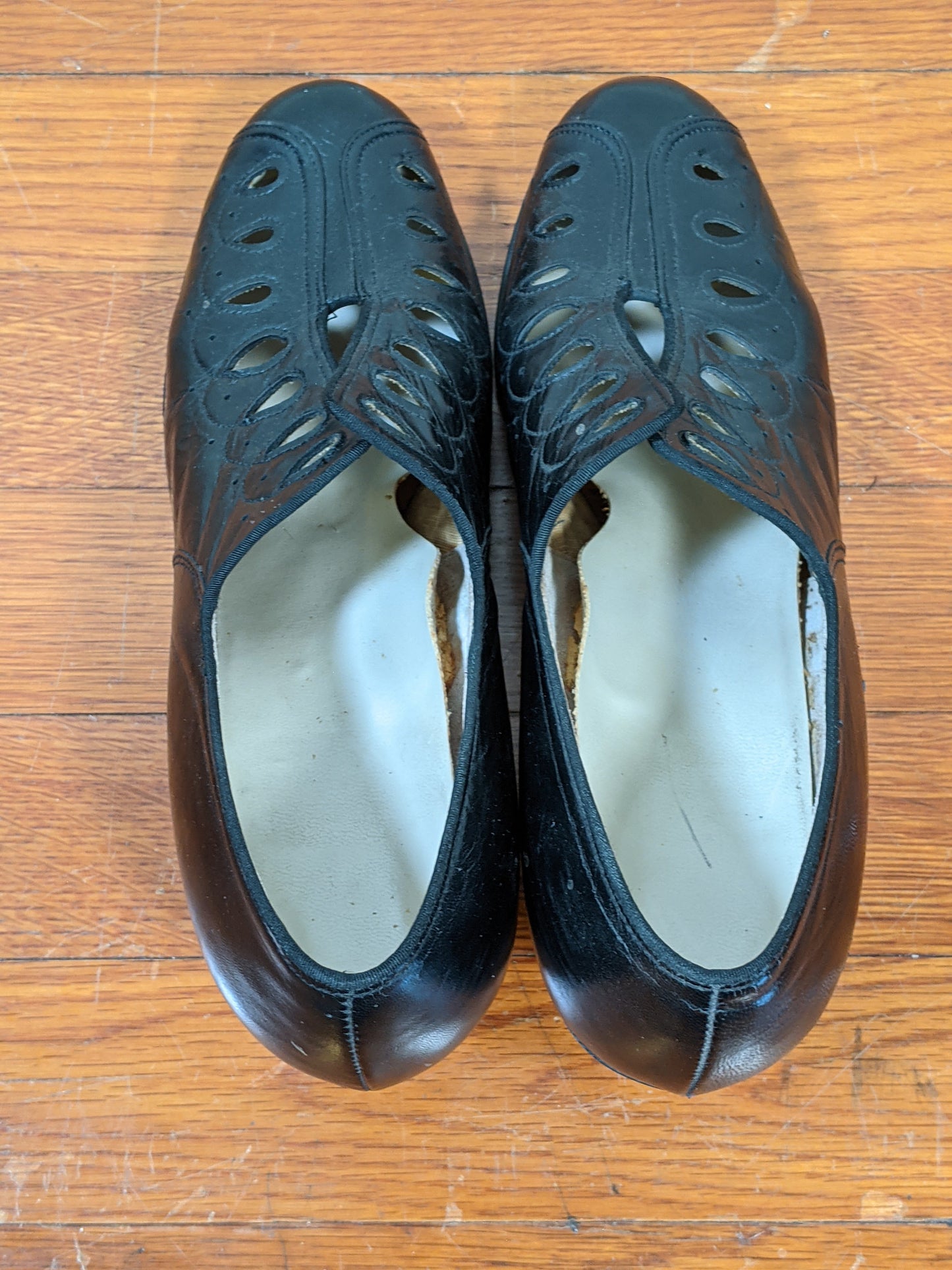1930s-1940s Cut Out Pumps