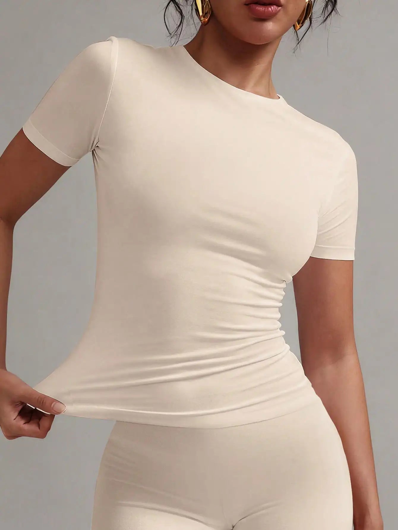 Women's White Solid Round Neck Short Sleeve Fitted T-Shirt for Summer The Plug